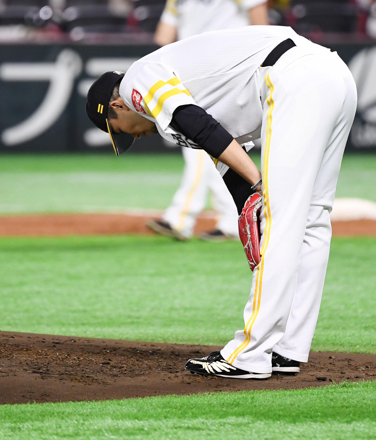 ソフトバンク対ロッテ　2回表ロッテ2死一塁、安田に右越え2点本塁打を浴び肩を落とす千賀（撮影・横山健太）