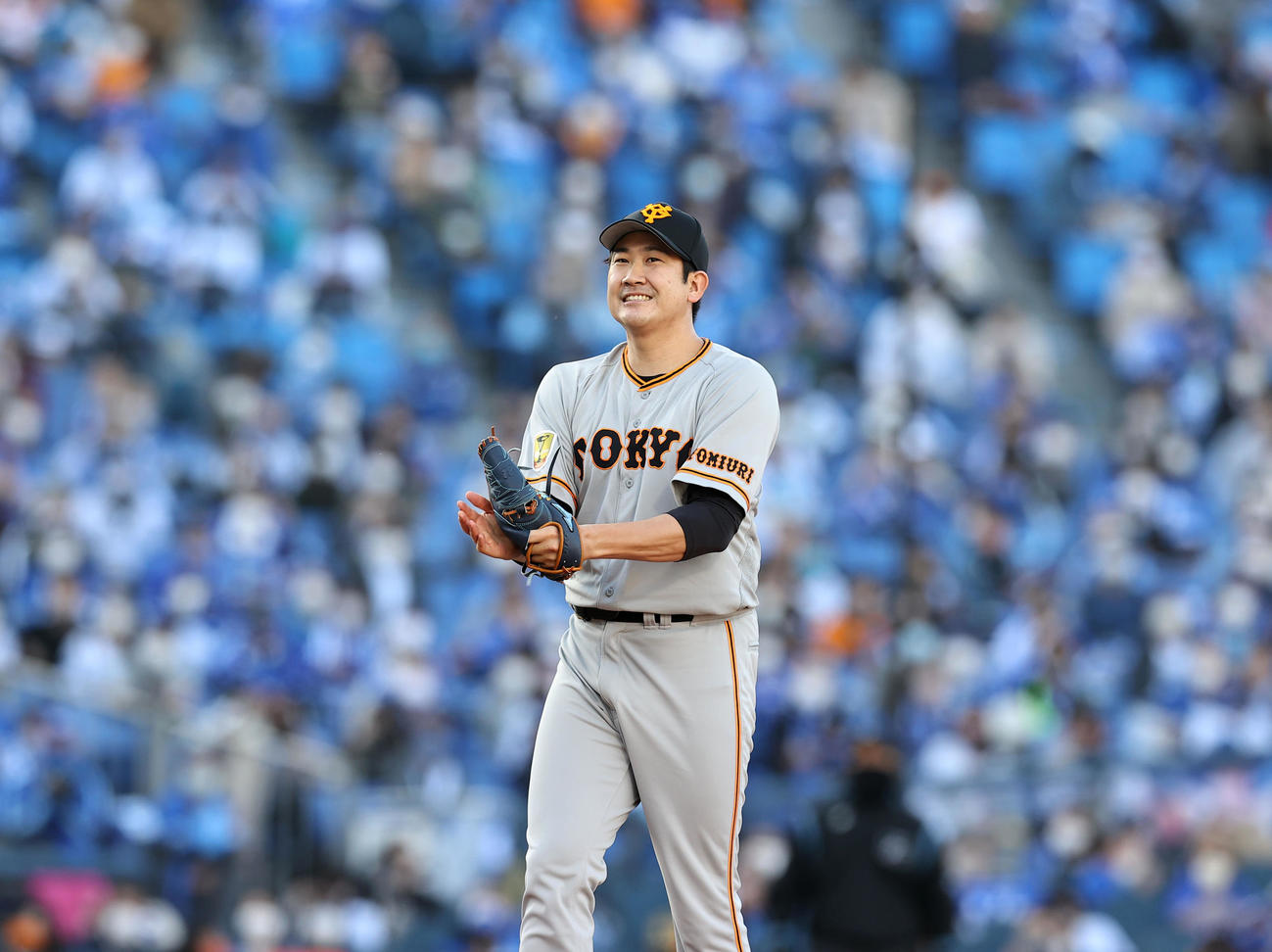 DeNA対巨人　4回裏DeNA無死、ソトへの投球中、思わず拍手する菅野（撮影・浅見桂子）
