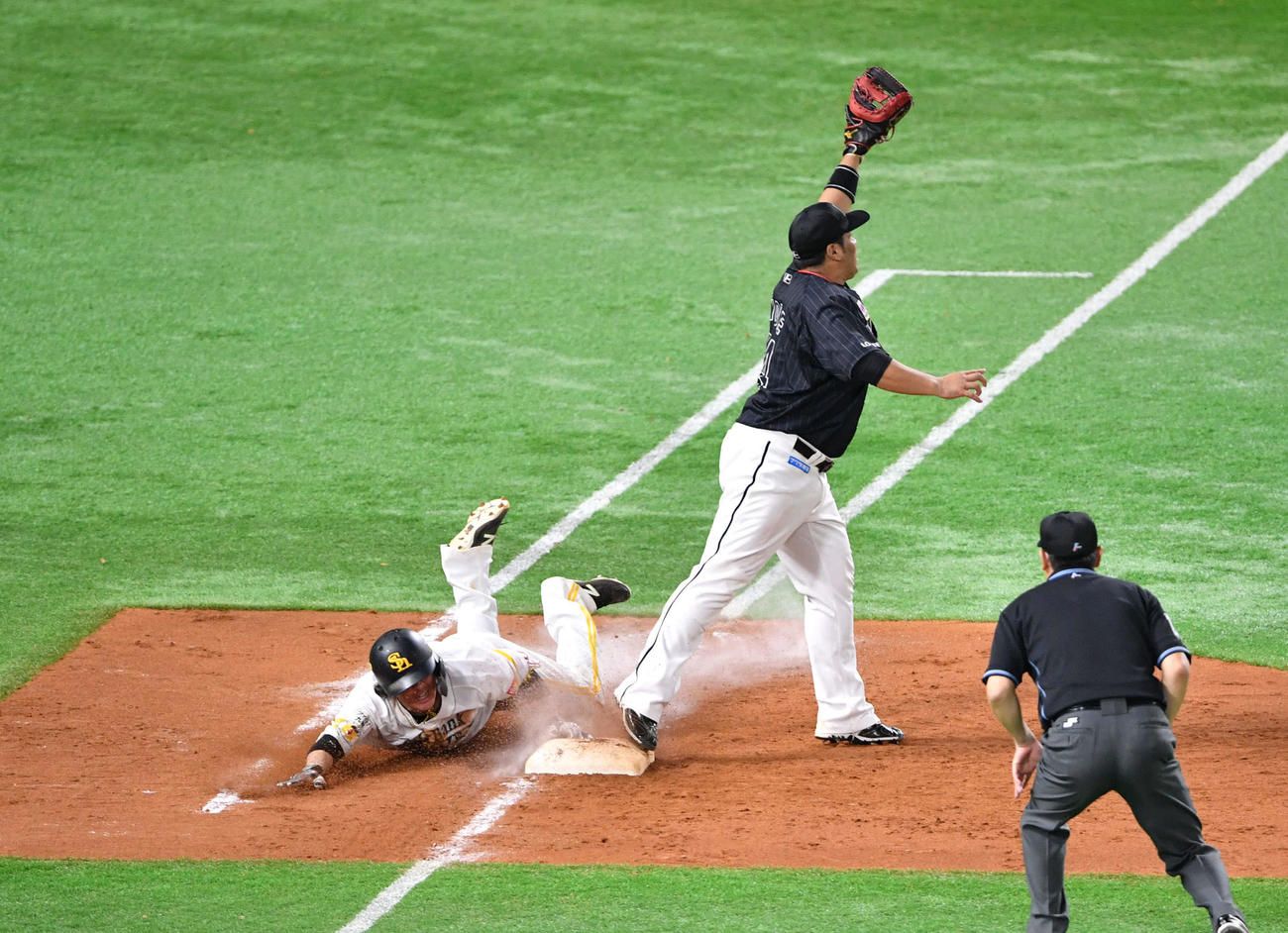 8回裏ソフトバンク2死満塁、甲斐拓也（左）が勝ち越しの遊撃適時内野安打を放つ（撮影・岩下翔太）