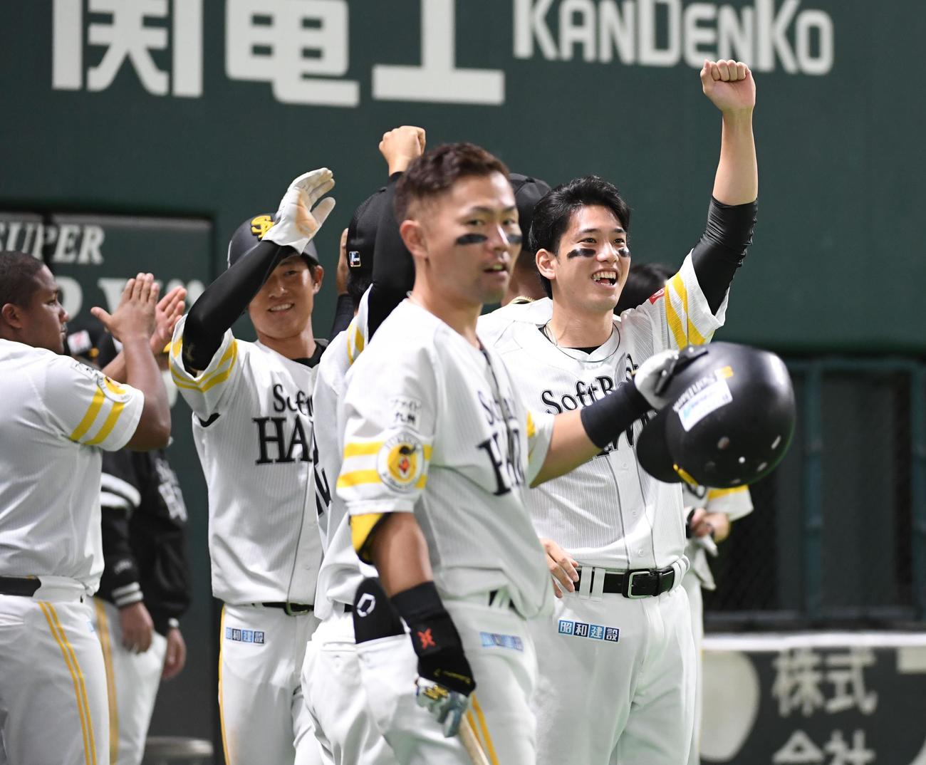 甲斐の勝ち越し打にベンチを飛び出しガッツポーズをする栗原、中村晃らナイン（撮影・今浪浩三）