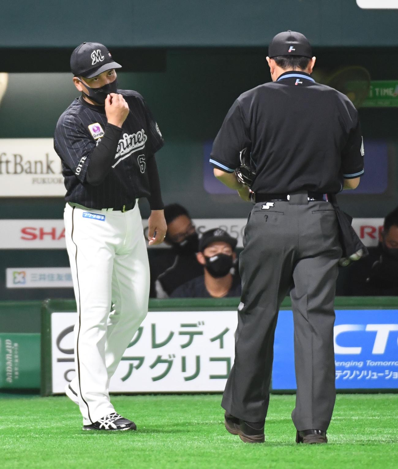 交代を告げる井口資仁監督（撮影・今浪浩三）