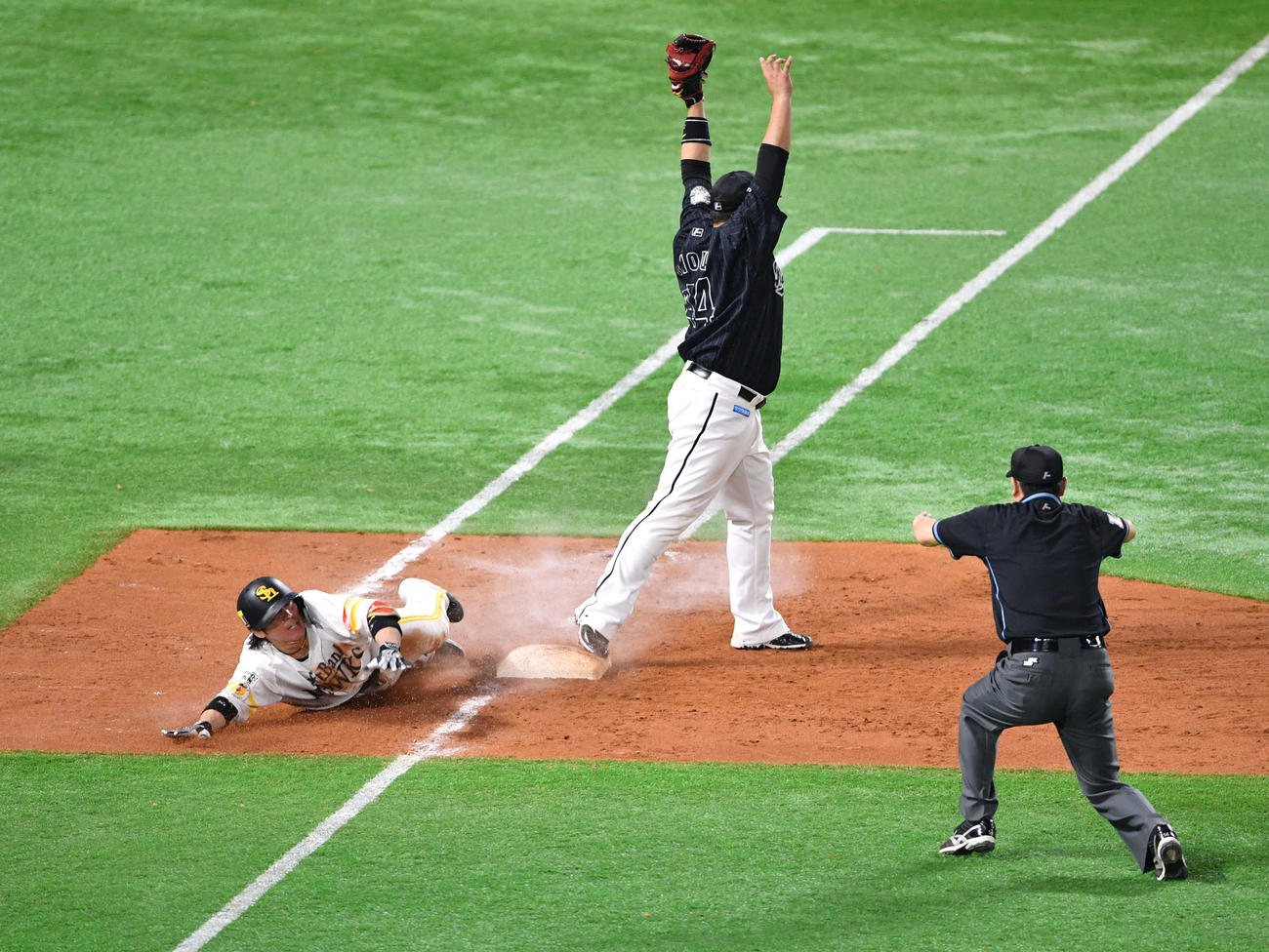 ソフトバンク対ロッテ　8回裏ソフトバンク2死満塁、甲斐拓也（左）が勝ち越しの遊撃適時内野安打を放つ（撮影・岩下翔太）