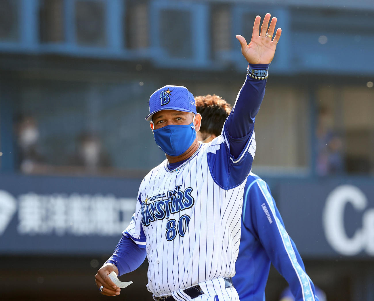 DeNA対巨人　試合前のメンバー最終確認を終えて、スタンドに手を振るDeNAラミレス監督（撮影・浅見桂子）