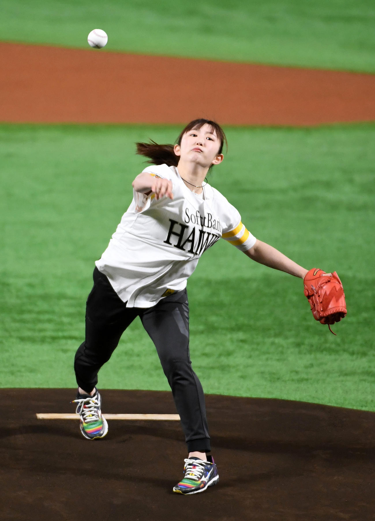 始球式を務める卓球女子の早田ひな（撮影・今浪浩三）