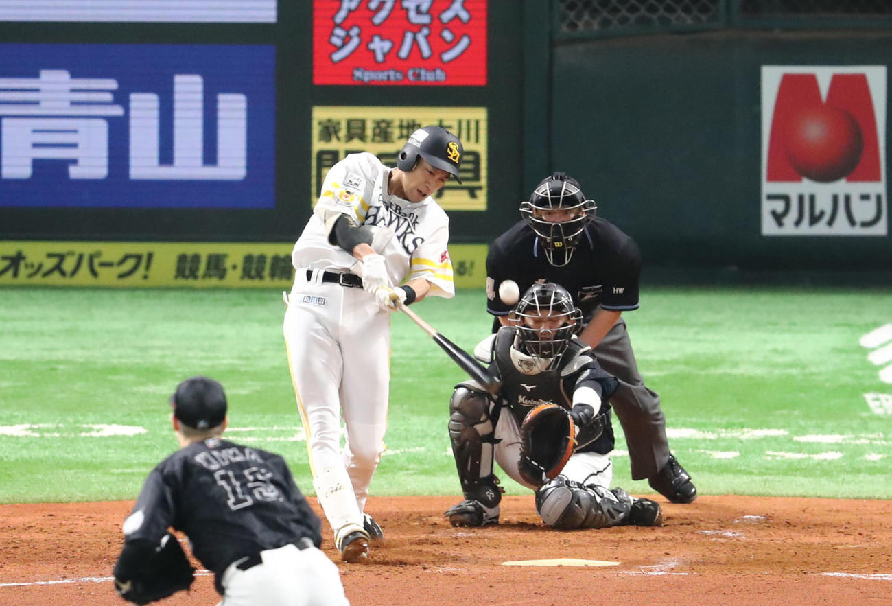 ソフトバンク対ロッテ　4回裏ソフトバンク無死、柳田は中越え本塁打を放つ（撮影・梅根麻紀）
