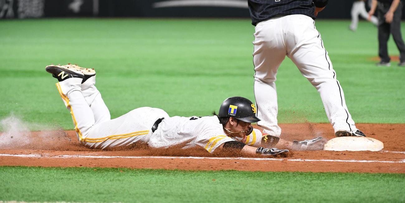 ソフトバンク対ロッテ　8回裏ソフトバンク2死満塁、甲斐は勝ち越しの遊撃適時内野安打を放ち、一塁にヘッドスライディング（撮影・今浪浩三）