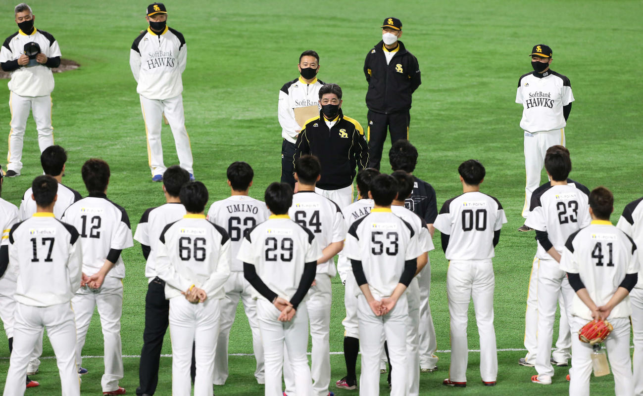 13日、練習前の円陣で訓示する工藤監督（撮影・菊川光一）