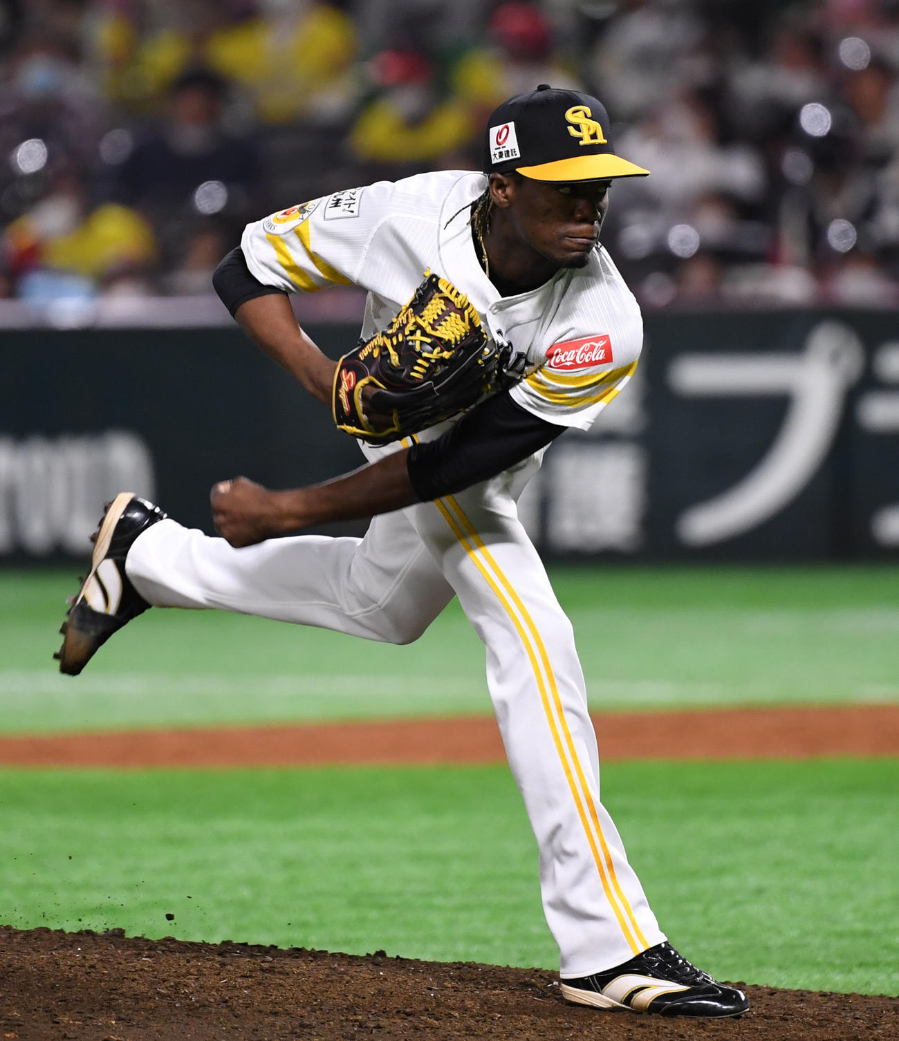 ソフトバンク対ロッテ　8回表から登板したソフトバンク・モイネロ（撮影・横山健太）