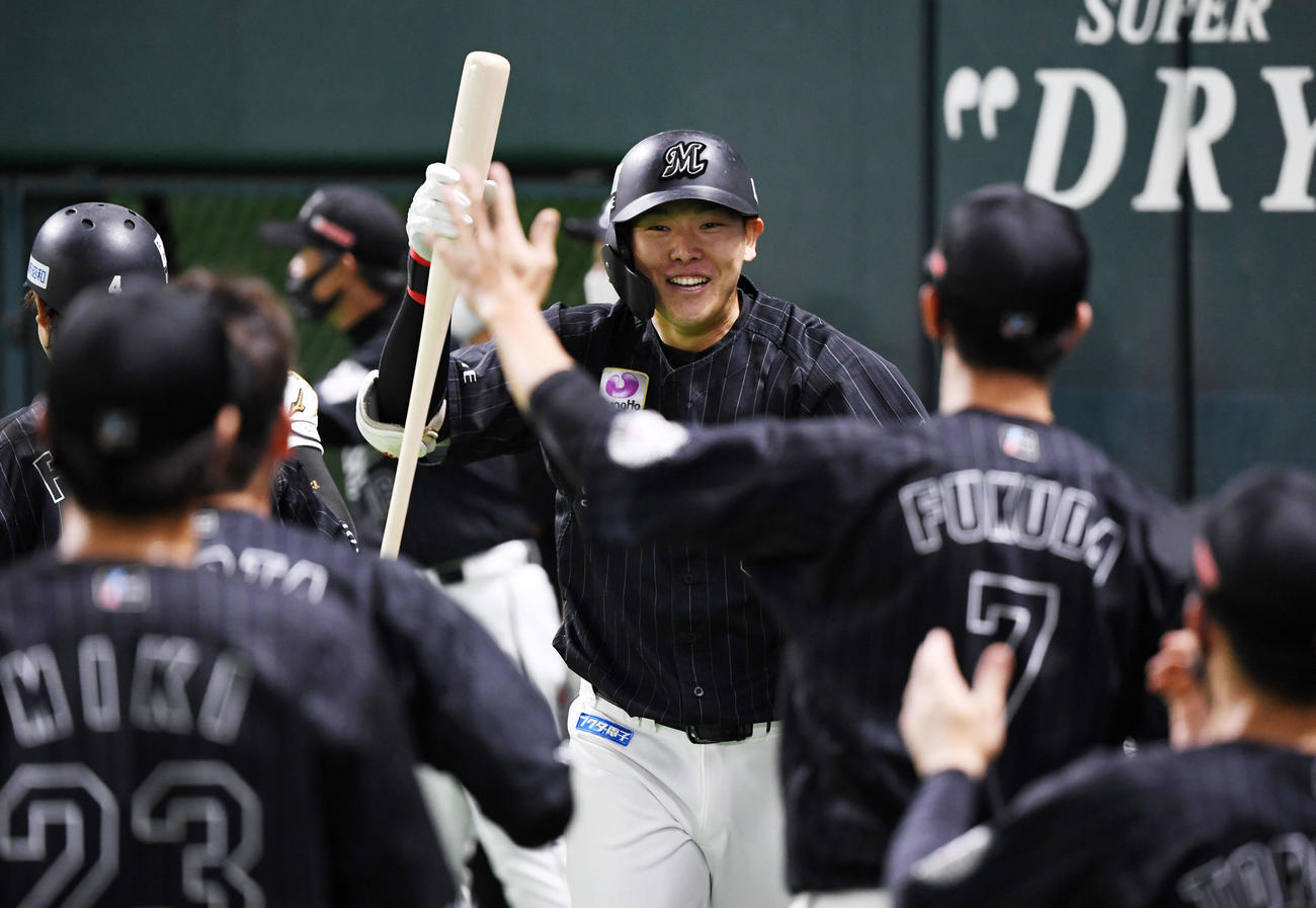 ソフトバンク対ロッテ　2回表ロッテ2死一塁、右越え2点本塁打を放ち笑顔でナインとタッチを交わす安田（撮影・横山健太）