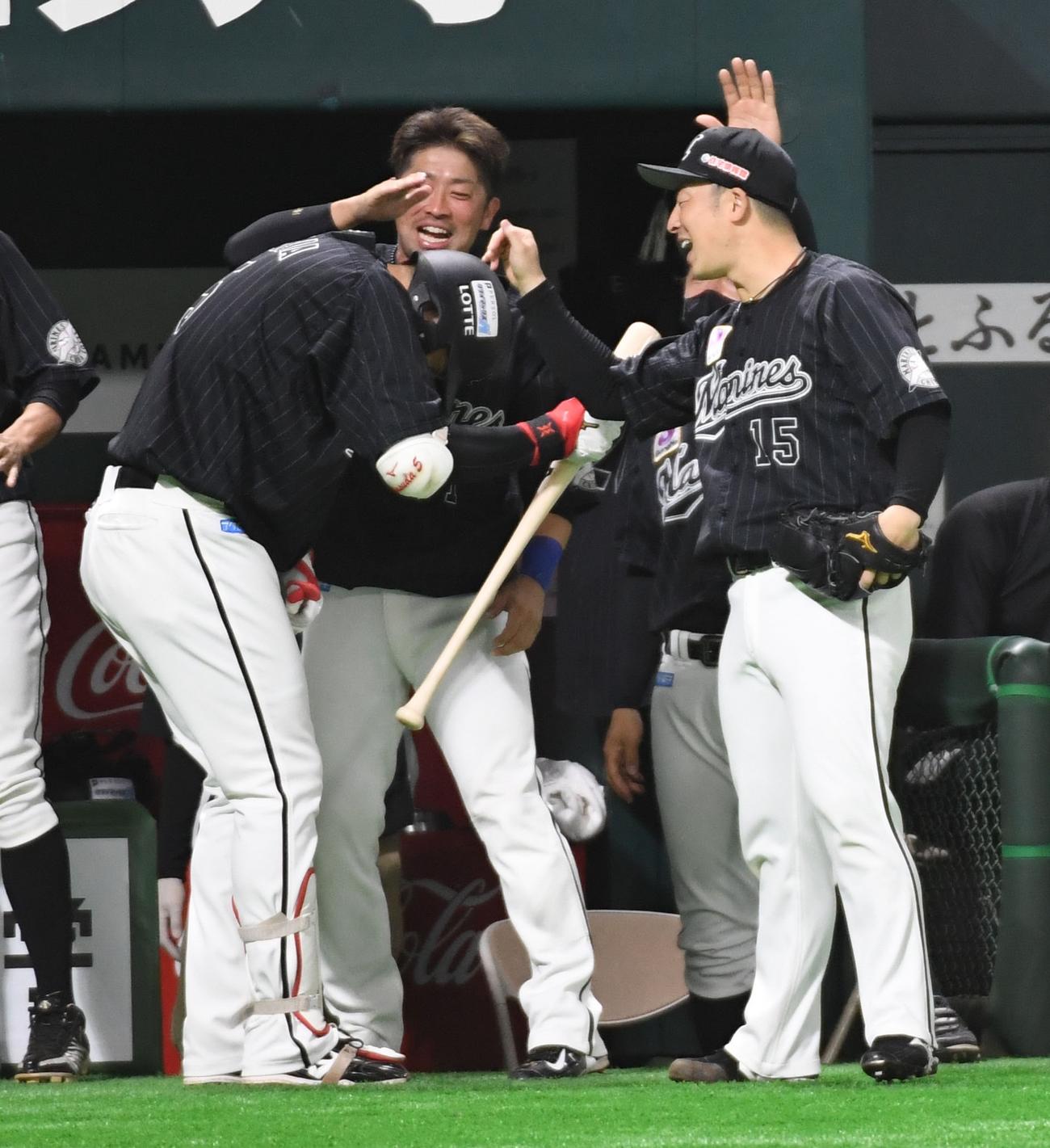 パCS　ソフトバンク対ロッテ　2回表ロッテ2死一塁、安田は右越えに先制の2点本塁打を放ち美馬らナインに迎えられる（撮影・今浪浩三）