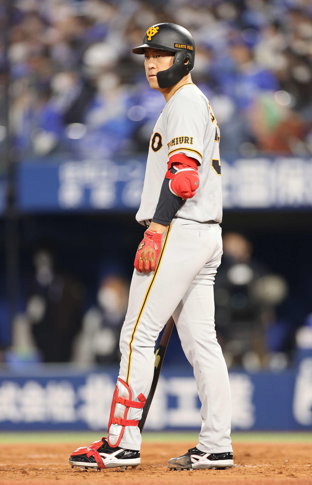 DeNA対巨人　9回表巨人1死一塁、デラロサの代打で桜井が打席に向かう（撮影・河野匠）