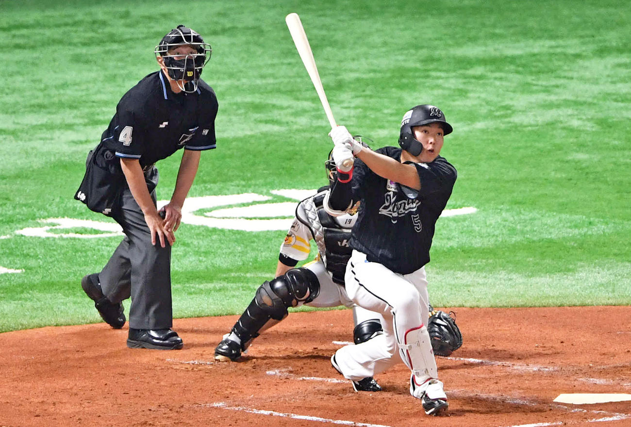 ソフトバンク対ロッテ　2回表ロッテ2死一塁、安田は右越え先制2点本塁打を放つ（撮影・岩下翔太）