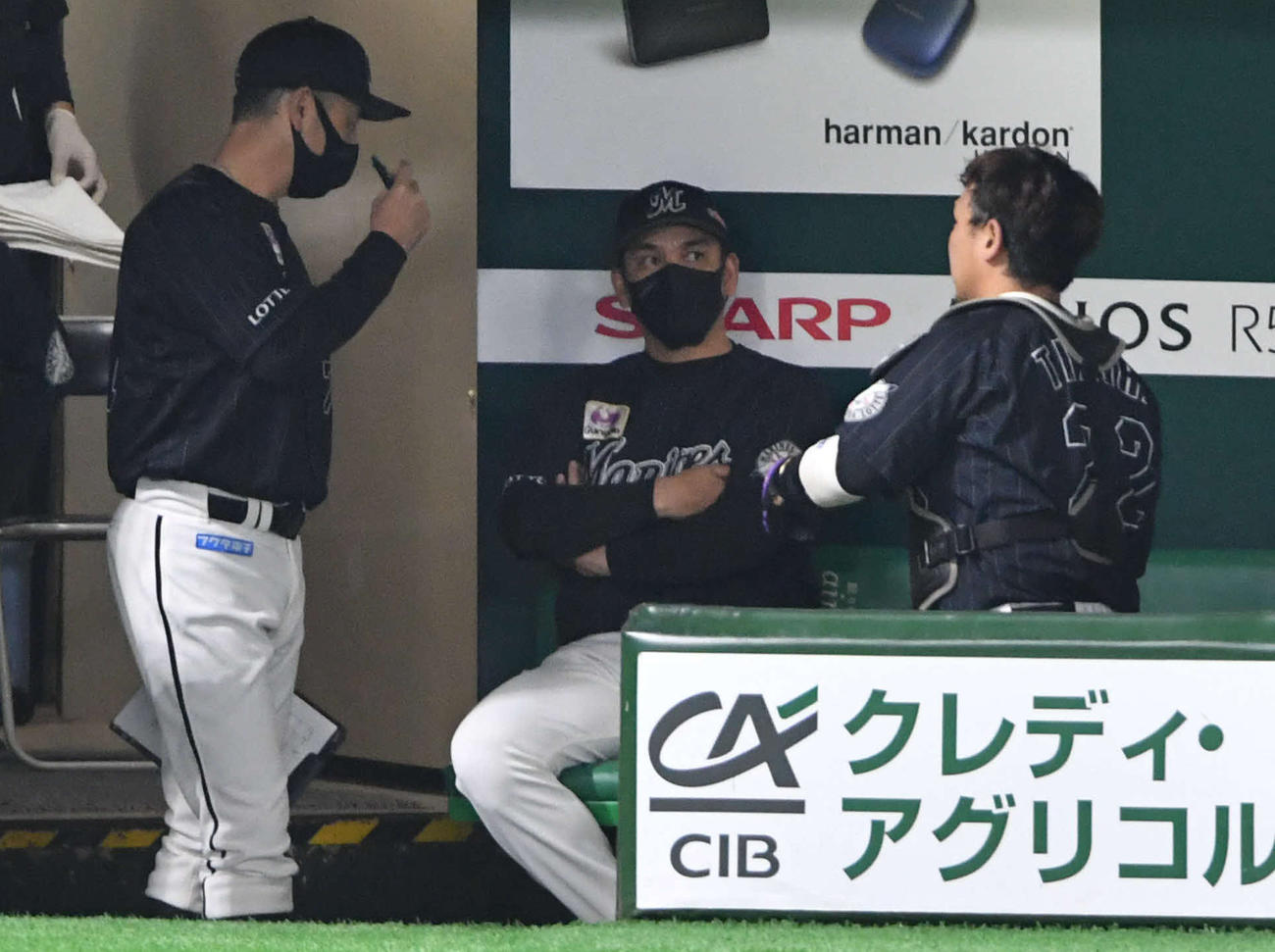 ソフトバンク対ロッテ　4回裏終了後、吉井理人投手コーチ（左）、井口資仁監督（中）と話す田村龍弘（撮影・岩下翔太）