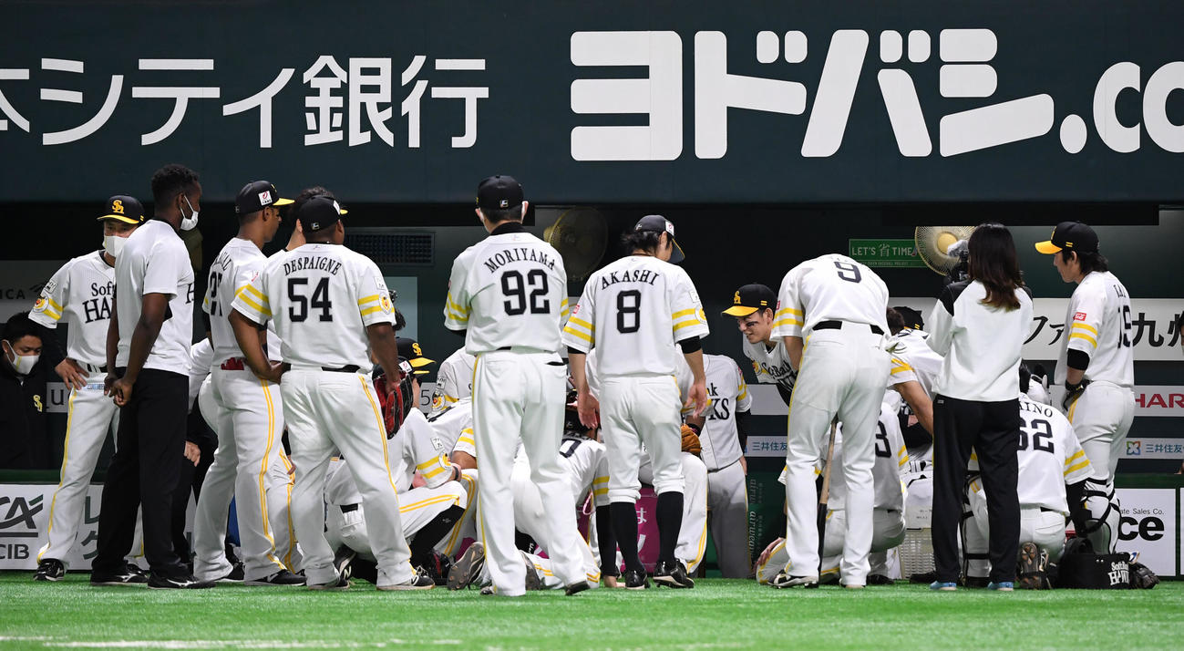 ソフトバンク対ロッテ　試合前、円陣を組むソフトバンクナイン（撮影・横山健太）
