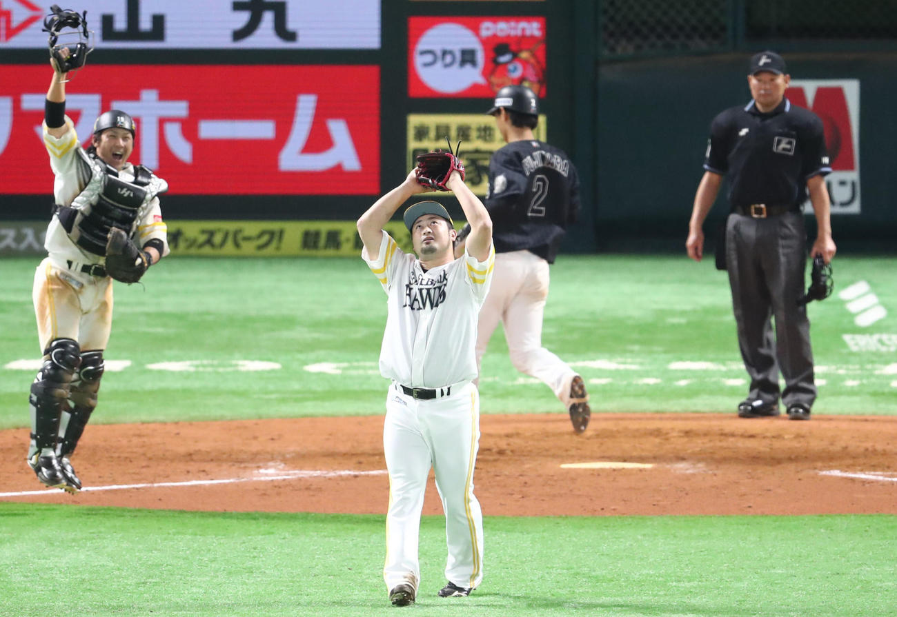 ソフトバンク対ロッテ　9回2死満塁、佐藤都志也を中飛に仕留めた森唯斗はほっとした表情（撮影・梅根麻紀）