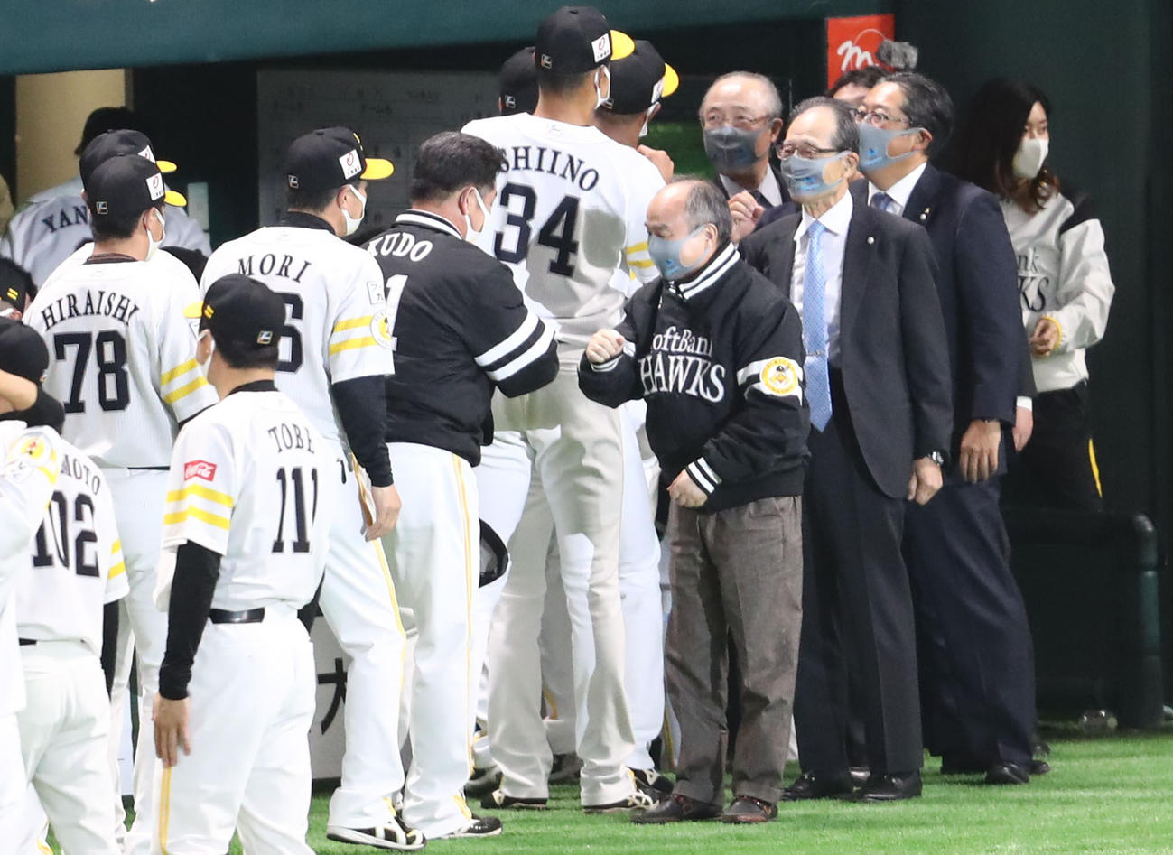 ソフトバンク対ロッテ　工藤公康監督を出迎える孫正義オーナーと王貞治球団会長（撮影・梅根麻紀）＝202011月15日、福岡ペイペイドーム