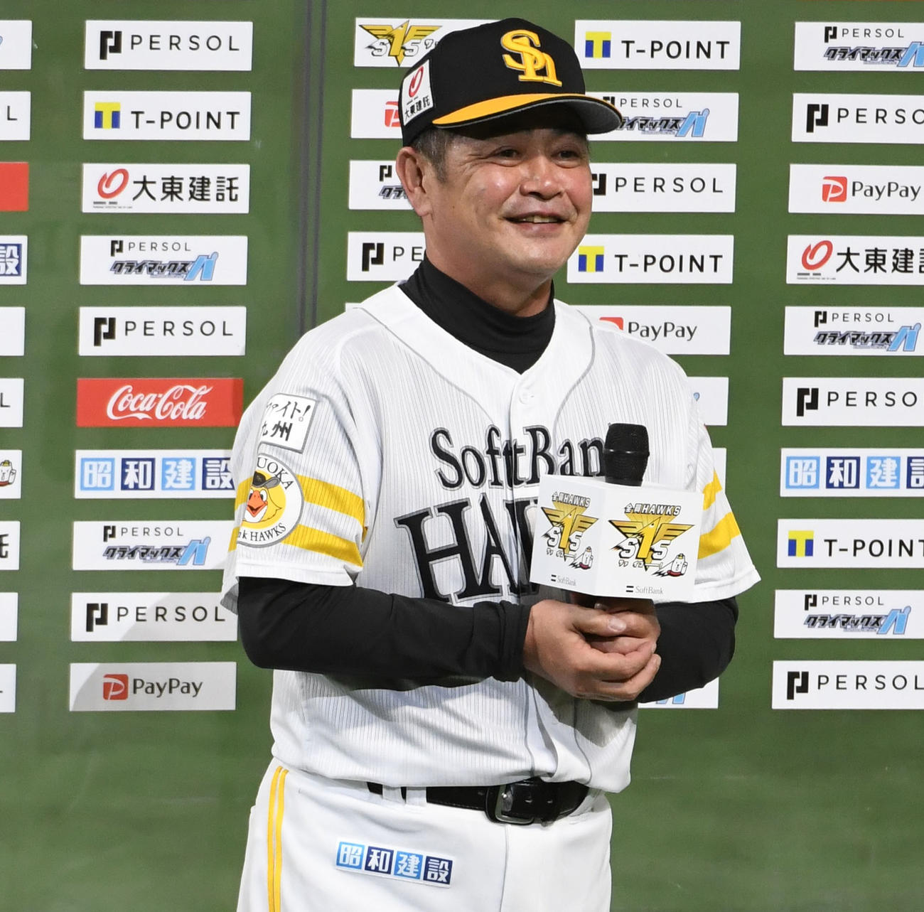パCS　ソフトバンク対ロッテ　監督インタビューで選手をねぎらう工藤公康監督（撮影・今浪浩三）