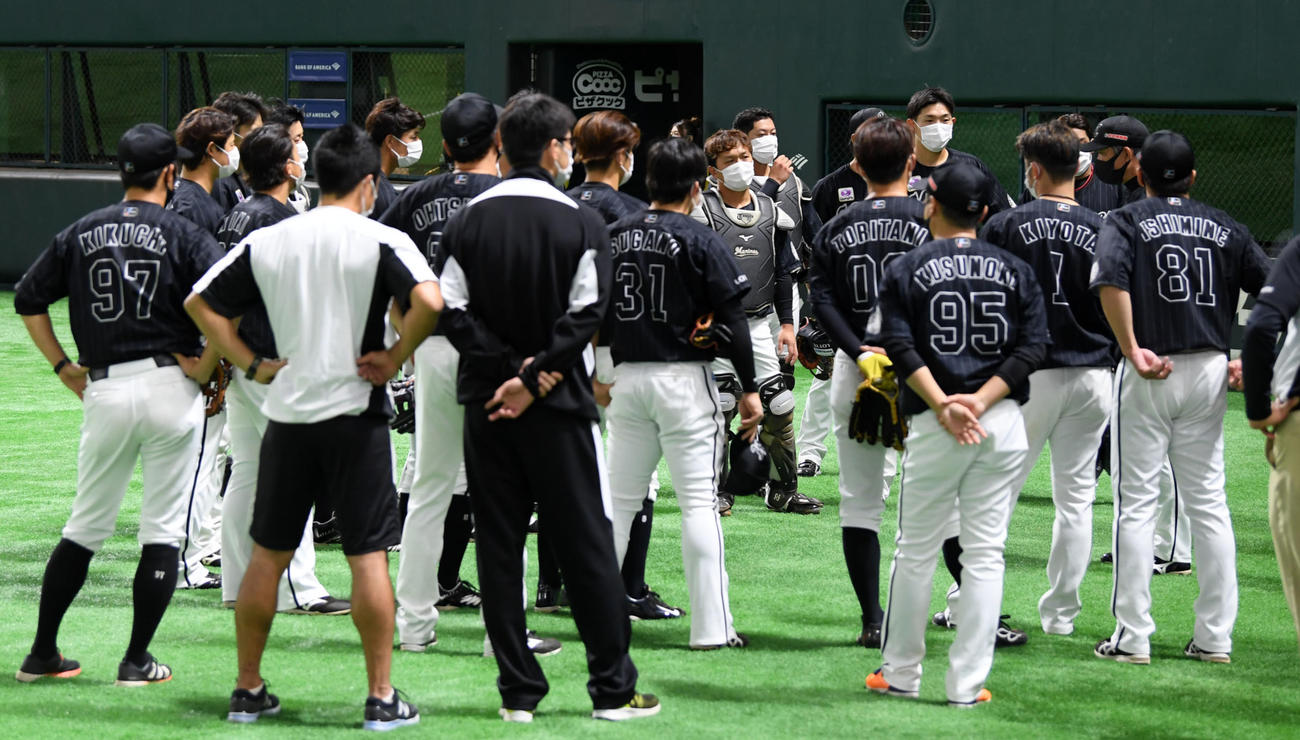 ソフトバンク対ロッテ　試合前、円陣を組むロッテナイン（撮影・横山健太）