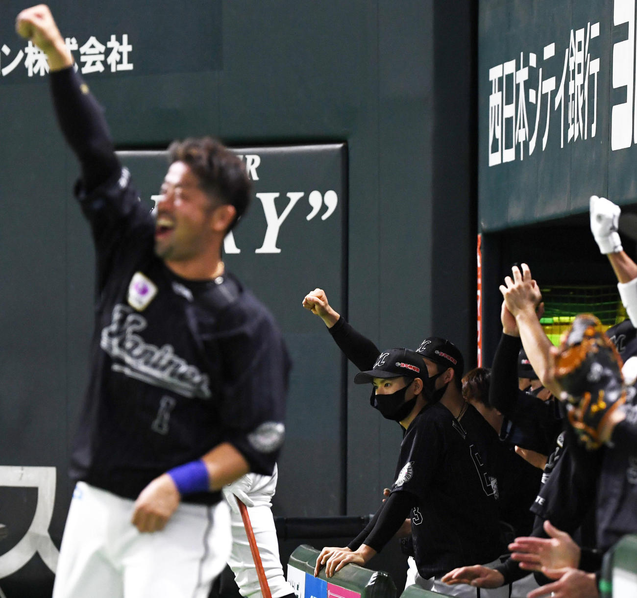 ソフトバンク対ロッテ　1回表ロッテ1死二、三塁、安田の左中間への2点適時二塁打で先制し歓喜するロッテナイン（撮影・横山健太）