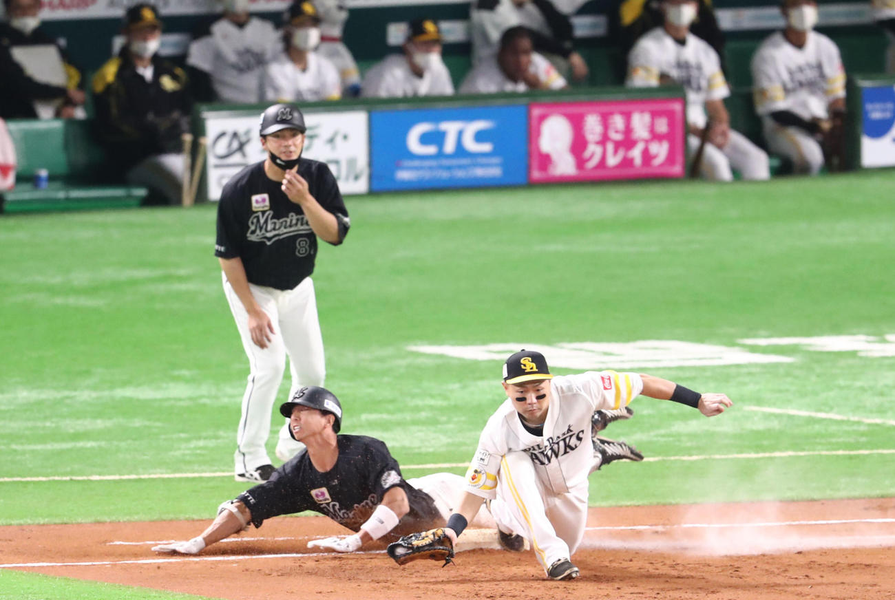 ソフトバンク対ロッテ　1回表ロッテ1死満塁、福田秀平は二ゴロを放つ、相手のエラーを誘い得点となる（撮影・梅根麻紀）