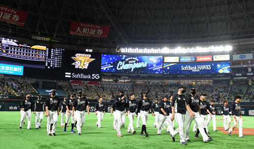 ソフトバンク対ロッテ　日本シリーズ出場を逃し肩を落としグラウンドを後にするロッテナイン（撮影・横山健太）