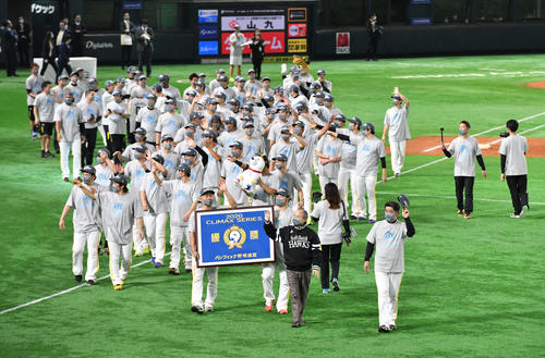連勝で日本シリーズ進出を決め、工藤公康監督、孫正義球団オーナーを先頭にグラウンドを一周するソフトバンクナイン（撮影・岩下翔太）