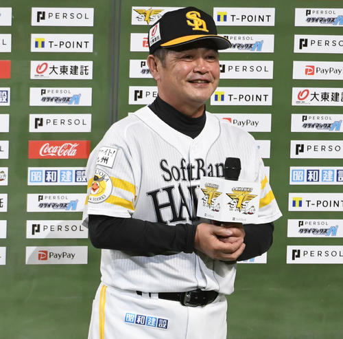 パCS　ソフトバンク対ロッテ　監督インタビューで選手をねぎらう工藤公康監督（撮影・今浪浩三）