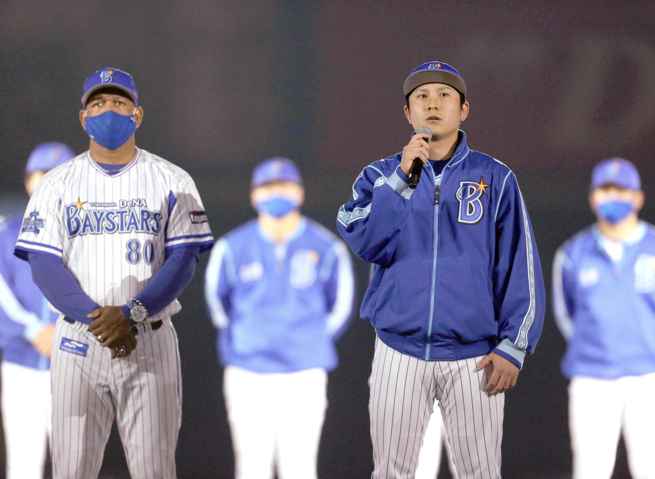 最終戦セレモニーであいさつするDeNA佐野（右）。左はラミレス監督（代表撮影）
