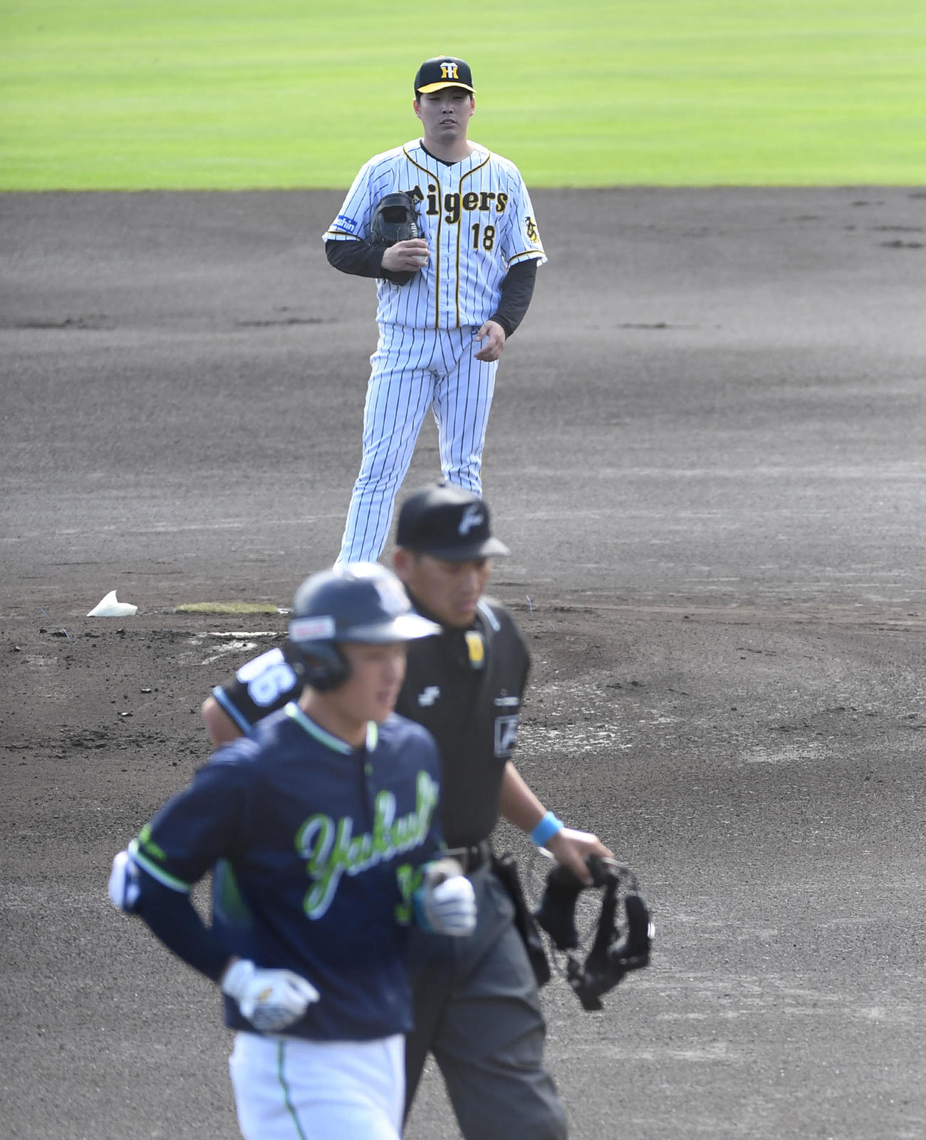 阪神対ヤクルト　1回表ヤクルト1死、宮本に右越え本塁打を打たれた馬場（撮影・前岡正明）