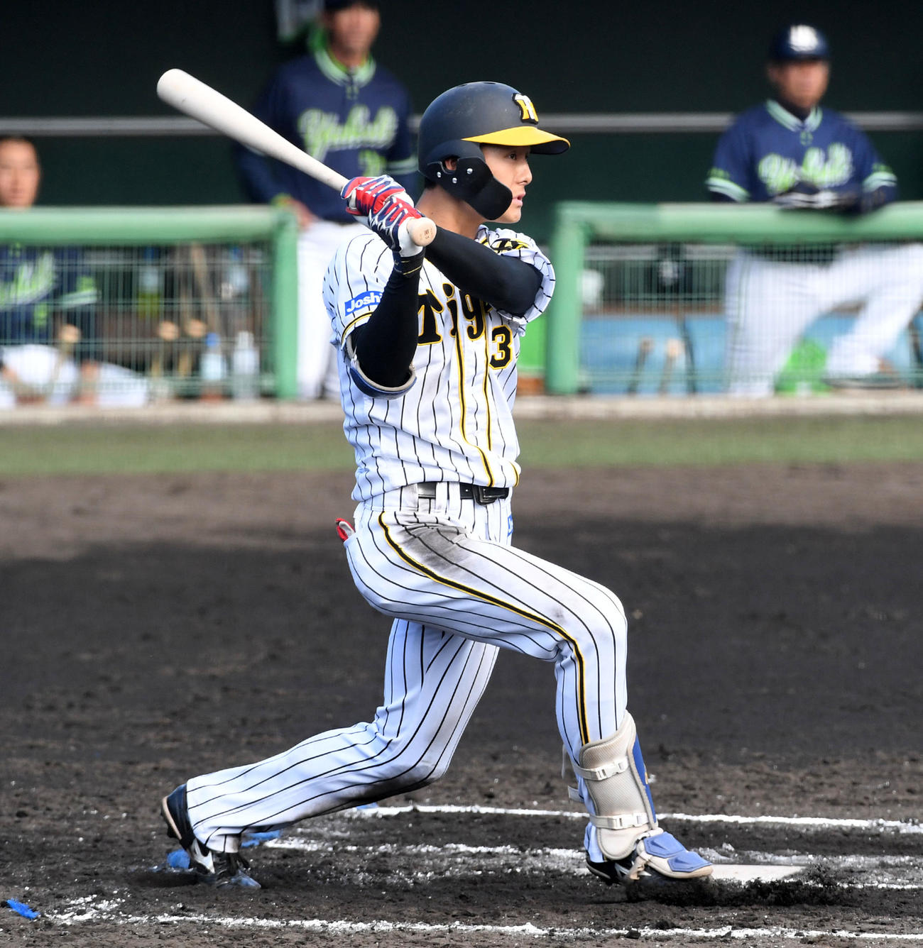 阪神対ヤクルト　7回裏阪神無死、小幡竜平は右二塁打を放つ（撮影・前岡正明）