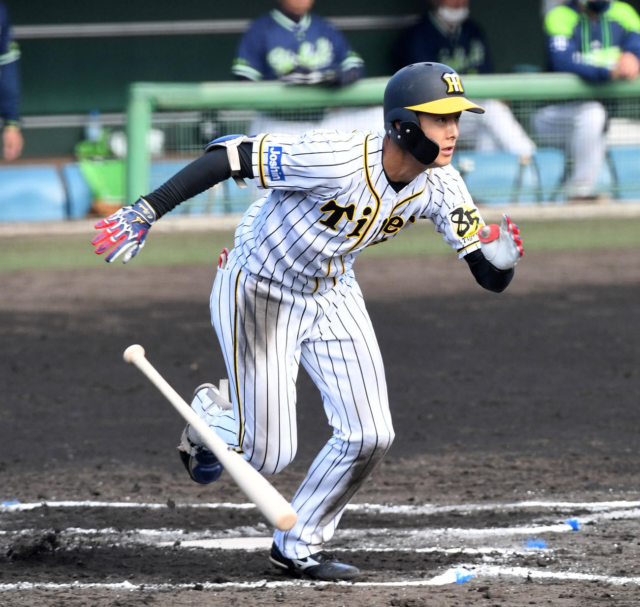 阪神対ヤクルト　7回裏阪神無死、小幡竜平は右二塁打を放つ（撮影・前岡正明）
