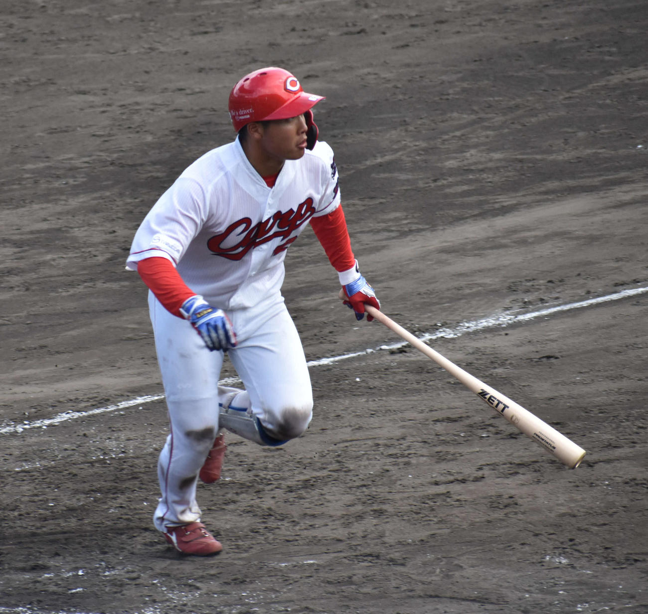 フェニックスリーグ西武戦8回、広島石原貴は2死満塁から右中間に3点適時三塁打を放つ（撮影・古財稜明）