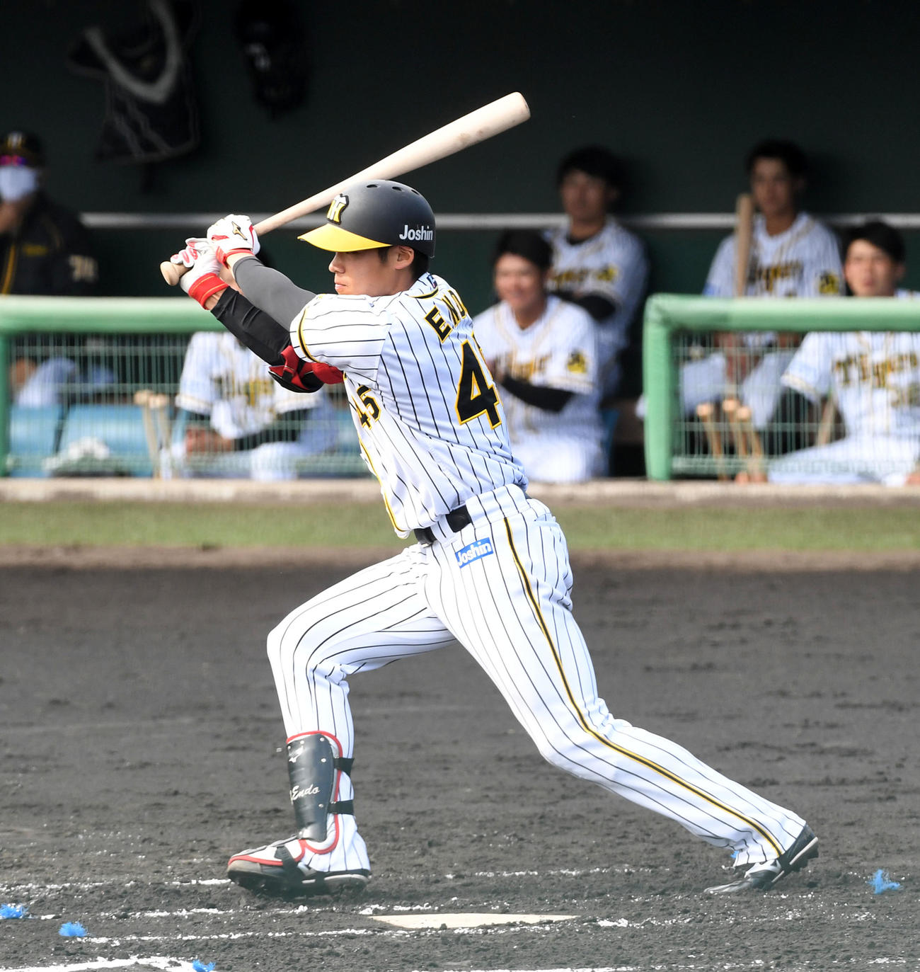 阪神対ヤクルト　2回裏阪神2死二塁、遠藤は右前適時打を放つ（撮影・前岡正明）