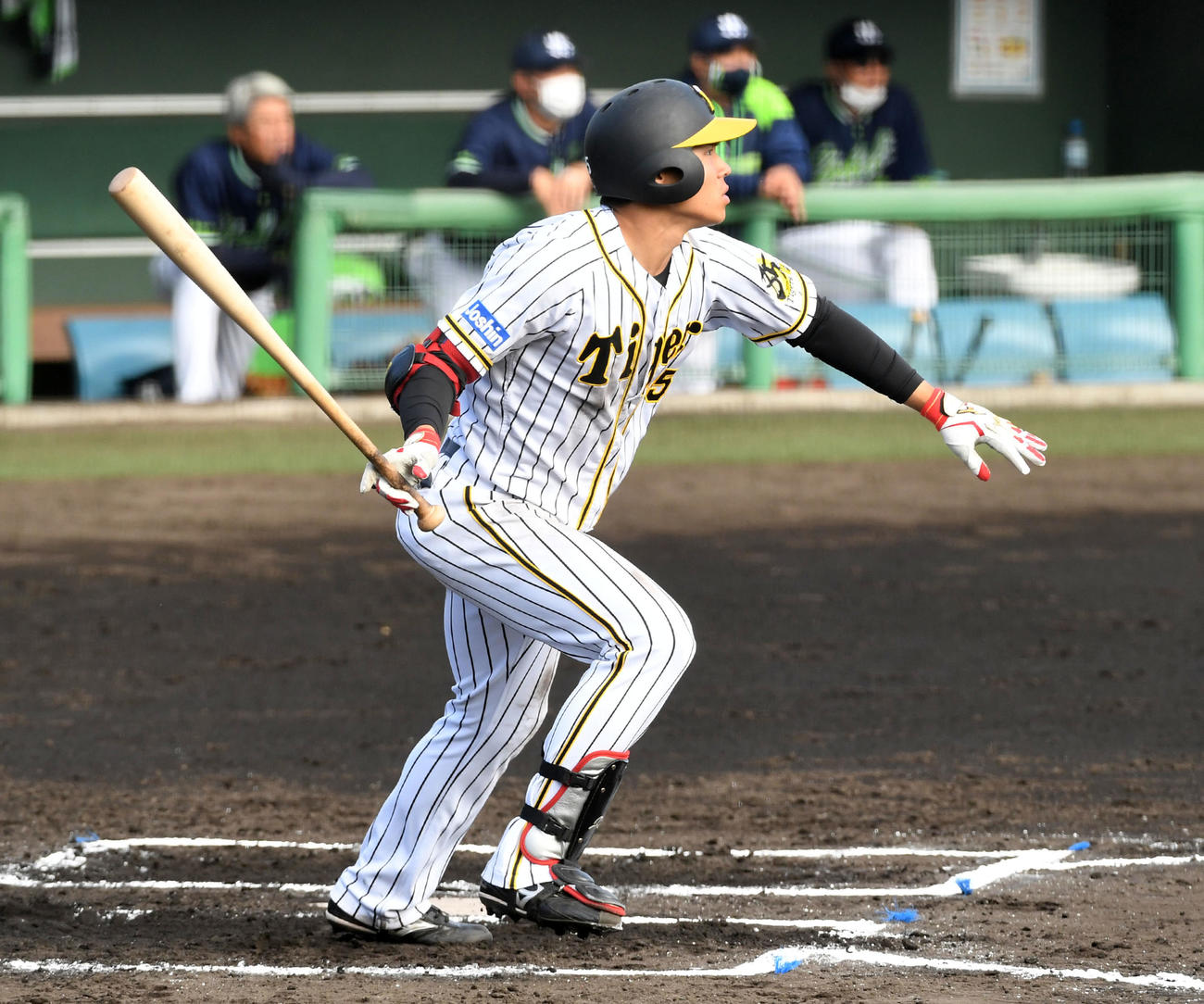 阪神対ヤクルト　6回裏阪神1死二塁、遠藤は左前適時打を放つ（撮影・前岡正明）