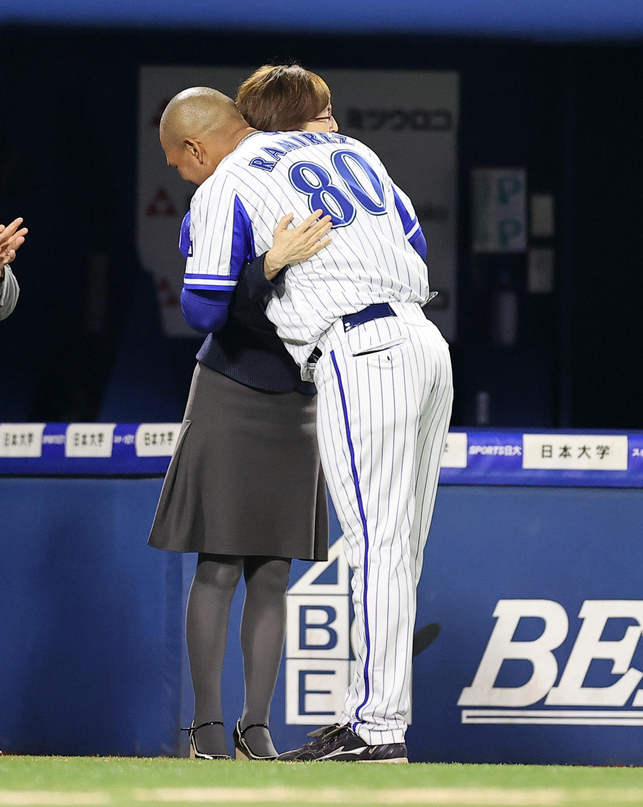 DeNA対巨人　逆転サヨナラで勝利を決め、今季で退任するラミレス監督（右）は南場オーナーと抱擁する（撮影・浅見桂子）