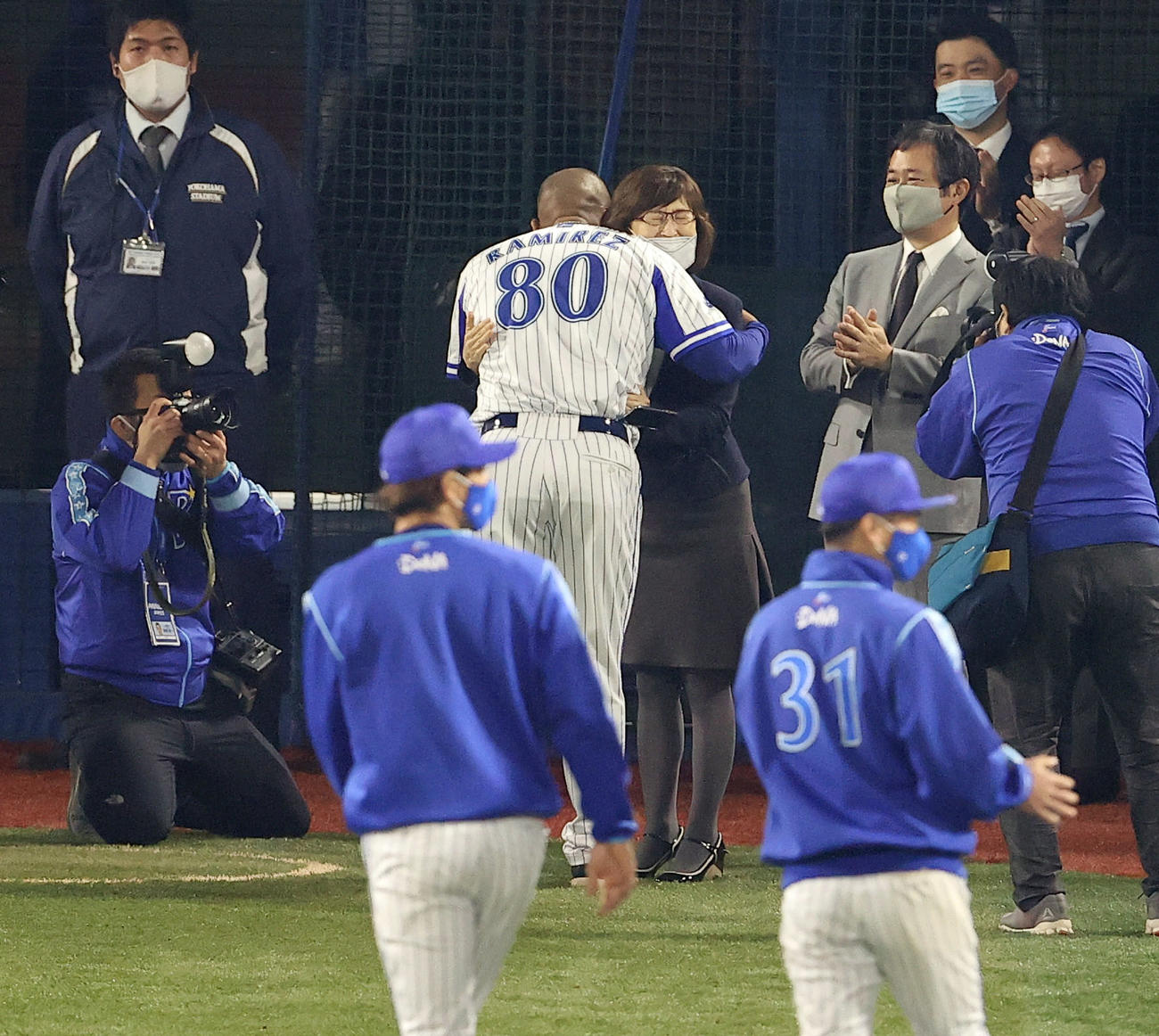 DeNA対巨人　セレモニーで場内一周するDeNAラミレス監督（中央左）と抱き合う南場オーナー（同右）。右は岡村球団社長（撮影・垰建太）