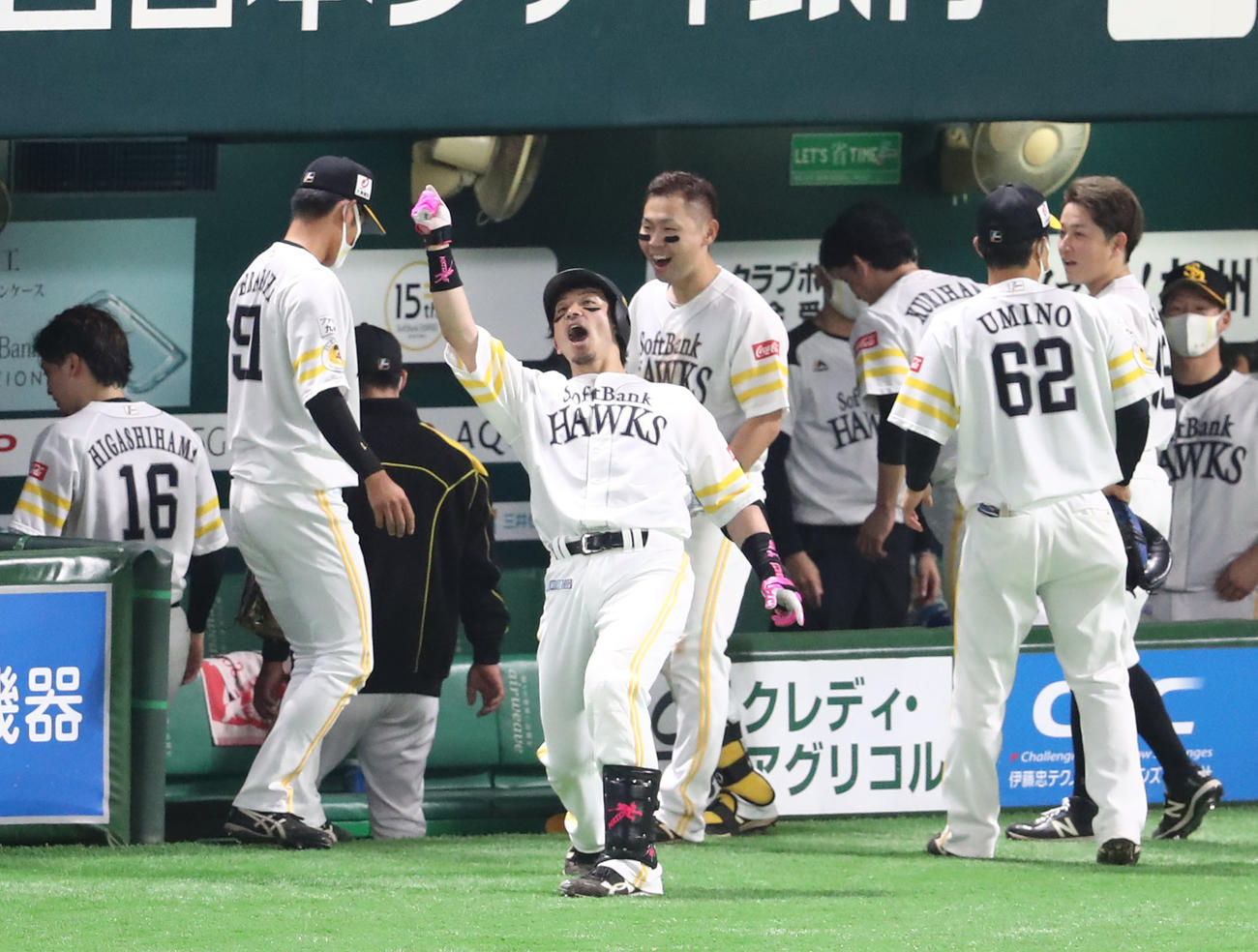 ソフトバンク対ロッテ　4回裏ソフトバンク1死、左越え本塁打を放ち、ベンチ前で熱男ポーズをとる松田宣浩（撮影・梅根麻紀）