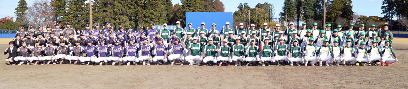 奥羽選抜チームと東北選抜チーム（左側）、SWBC・JAPAN東北の選手たち（右側）