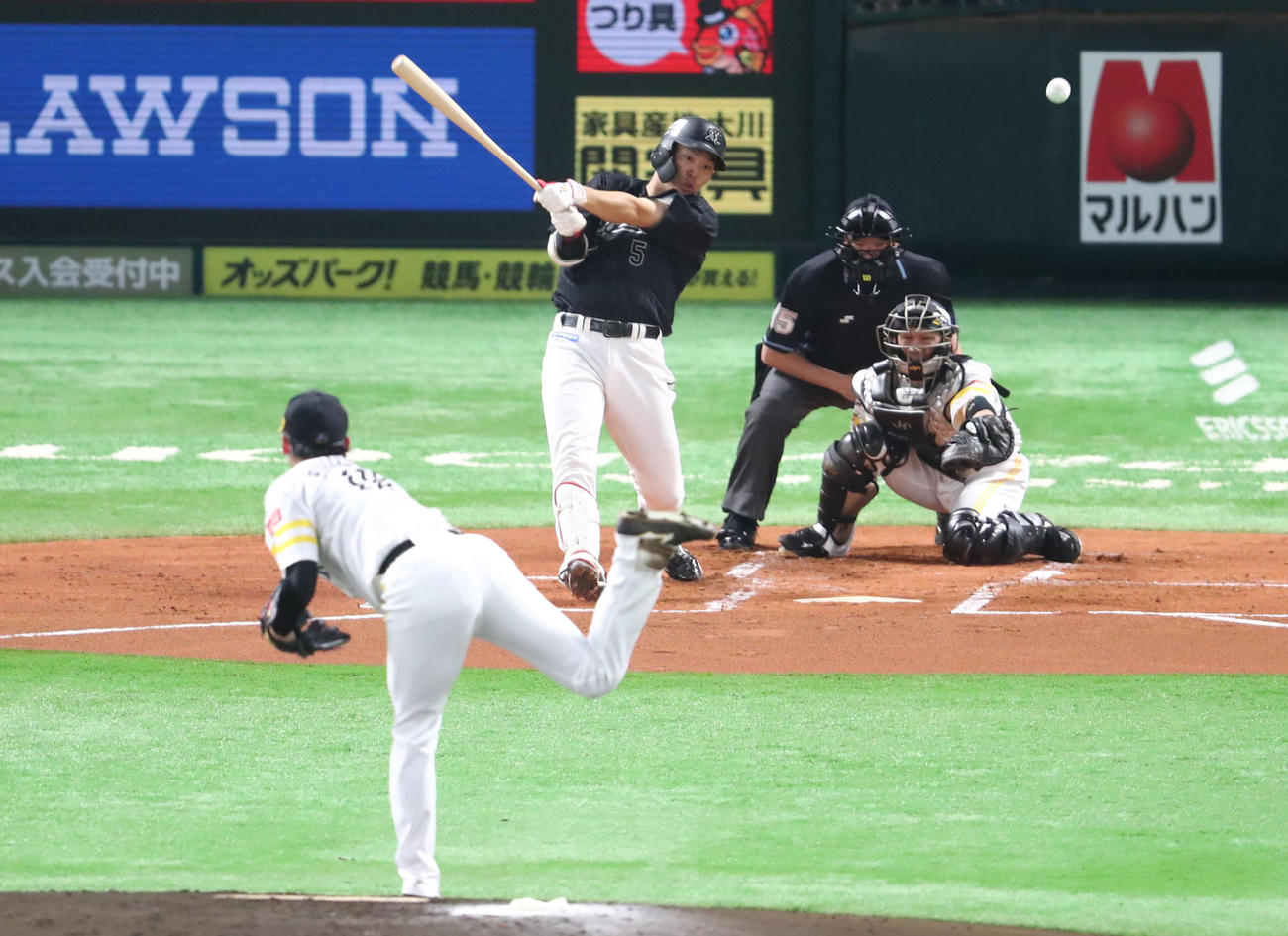 ソフトバンク対ロッテ　1回表ロッテ1死二、三塁、安田は左越えに先制2点適時打を放つ（撮影・梅根麻紀）