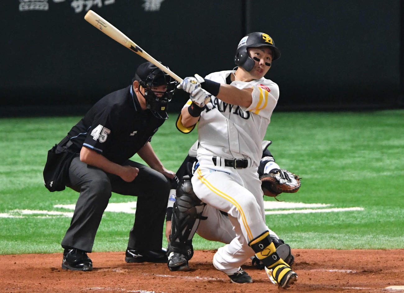 ソフトバンク対ロッテ　2回裏ソフトバンク1死一塁、中村晃は右越え2点本塁打を放つ（撮影・岩下翔太）
