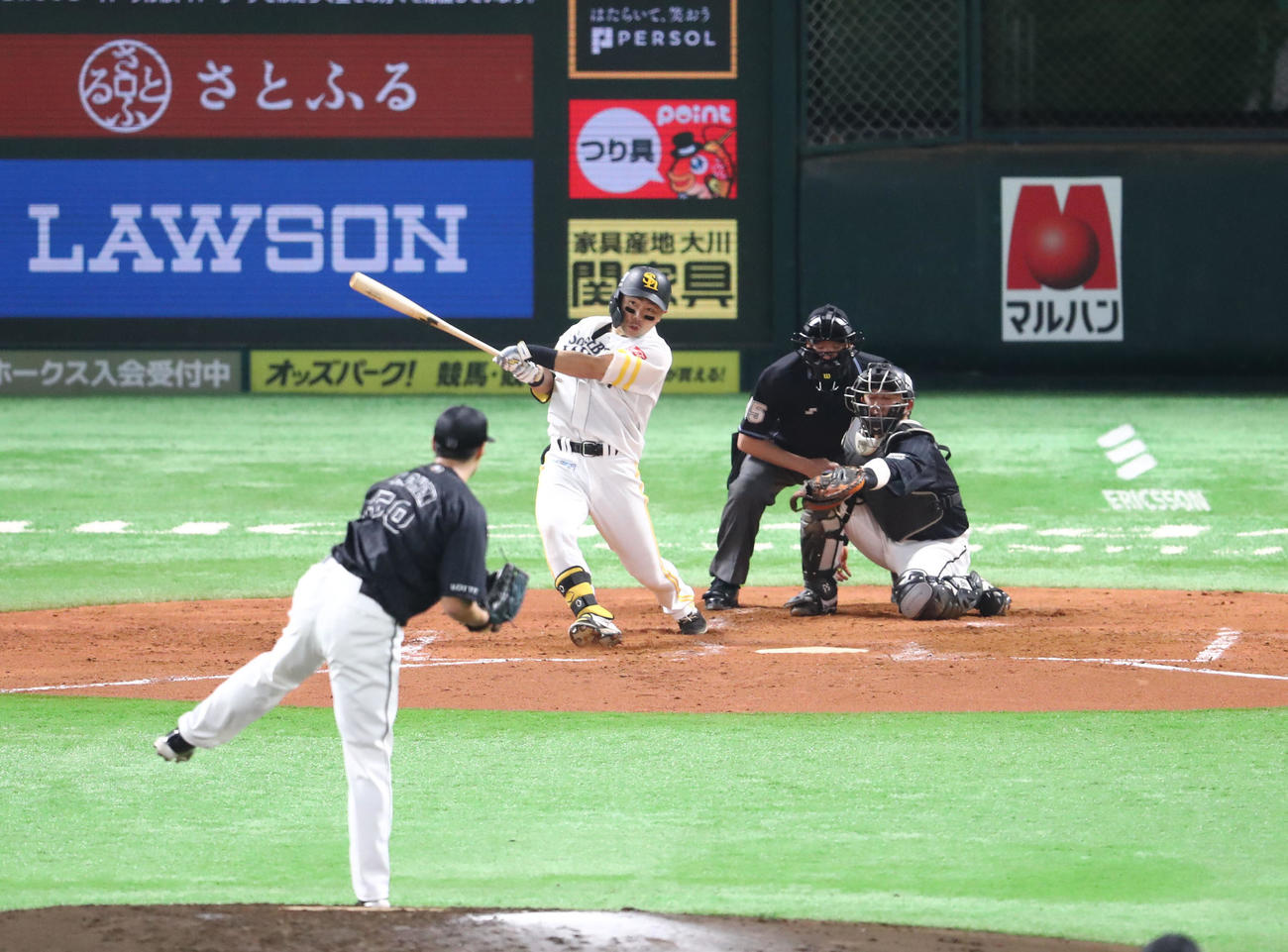 ソフトバンク対ロッテ　2回裏ソフトバンク1死一塁、中村晃は右越えに2点本塁打を放つ（撮影・梅根麻紀）