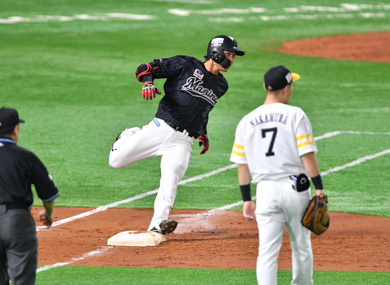 ソフトバンク対ロッテ　2回表ロッテ2死、中前安打で出塁する藤原恭大、右は中村晃（撮影・岩下翔太）