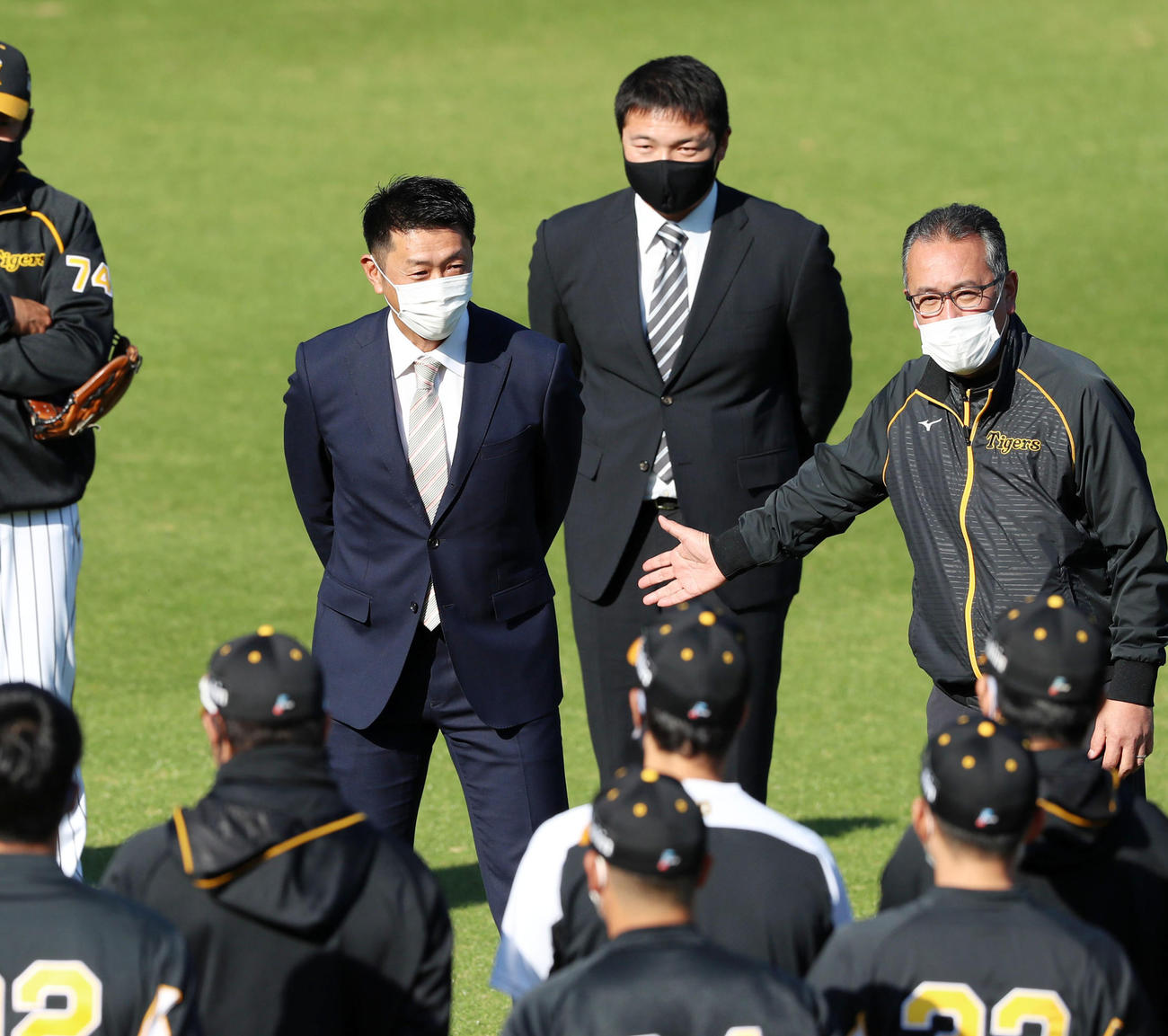 秋季練習初日、ナインにあいさつする田中コーチ（左）と久保田コーチ（撮影・加藤哉）