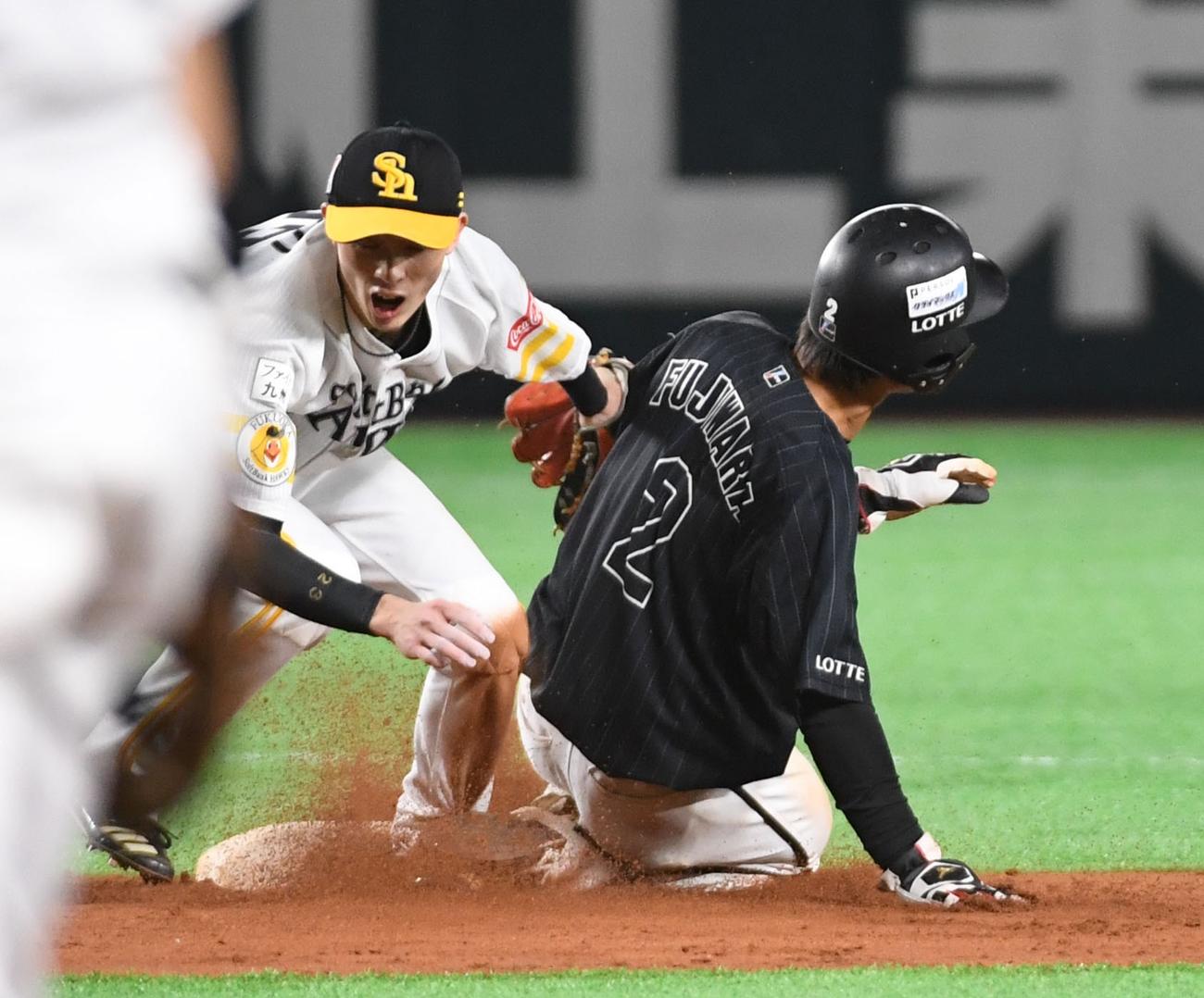 1死一、三塁、、一塁走者の藤原恭大の二塁盗塁を刺す捕手の甲斐拓也（撮影・今浪浩三）