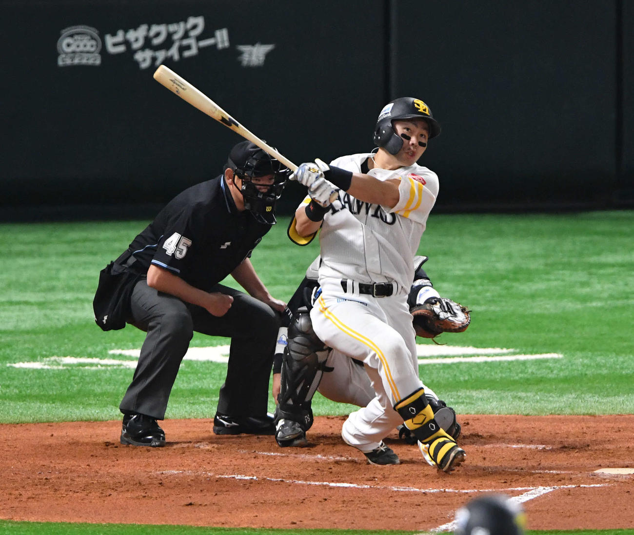ソフトバンク対ロッテ　2回裏ソフトバンク1死一塁、中村晃は右越え2点本塁打を放つ（撮影・岩下翔太）