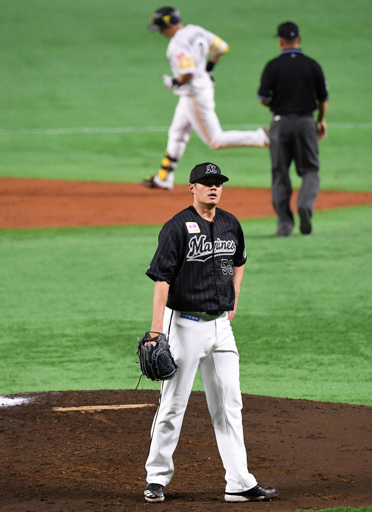 ソフトバンク対ロッテ　2回裏ソフトバンク1死一塁、中村晃に右越え2点本塁打を浴び肩を落とすチェン・ウェイン（撮影・横山健太）