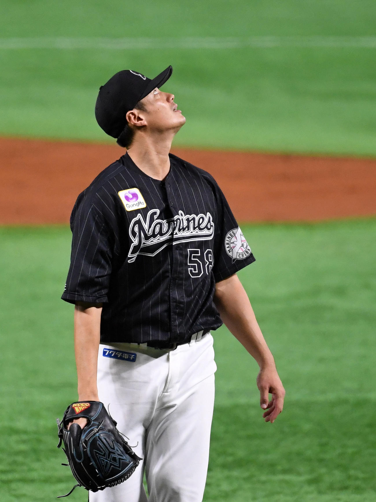 ソフトバンク対ロッテ　2回裏ソフトバンク1死一塁、中村晃に右越え2点本塁打を浴び打球を見上げるチェン・ウェイン（撮影・横山健太）