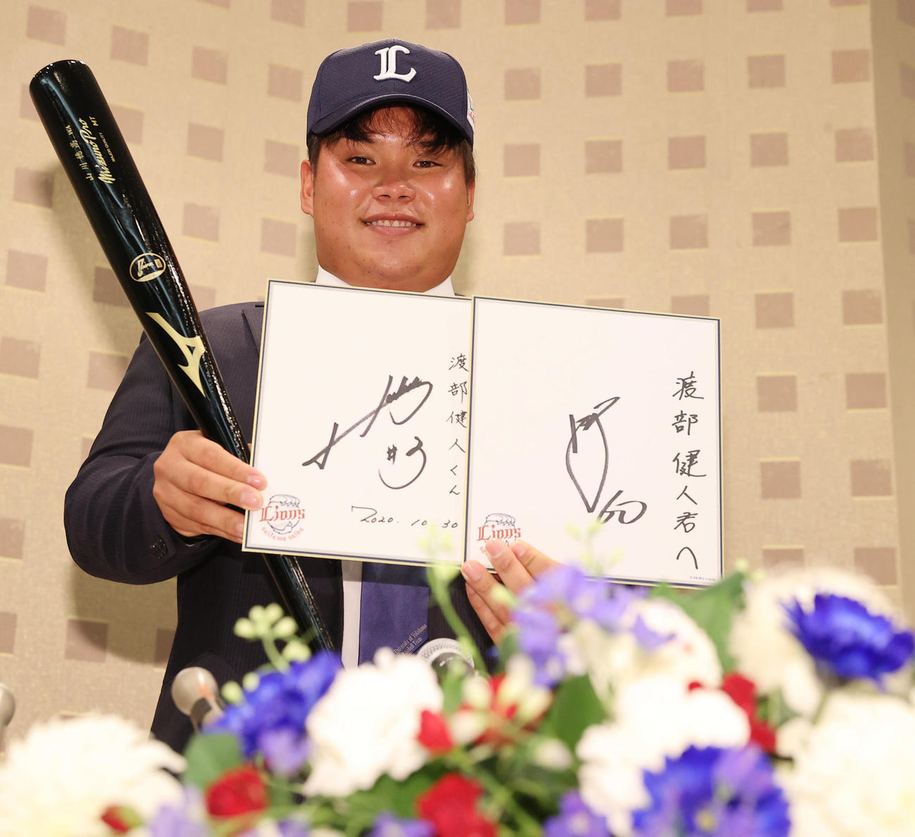 西武との仮契約を終えた桐蔭横浜大・渡部は中村、山川からプレゼントされたバットと色紙を手に笑顔で写真に納まる（撮影・垰建太）