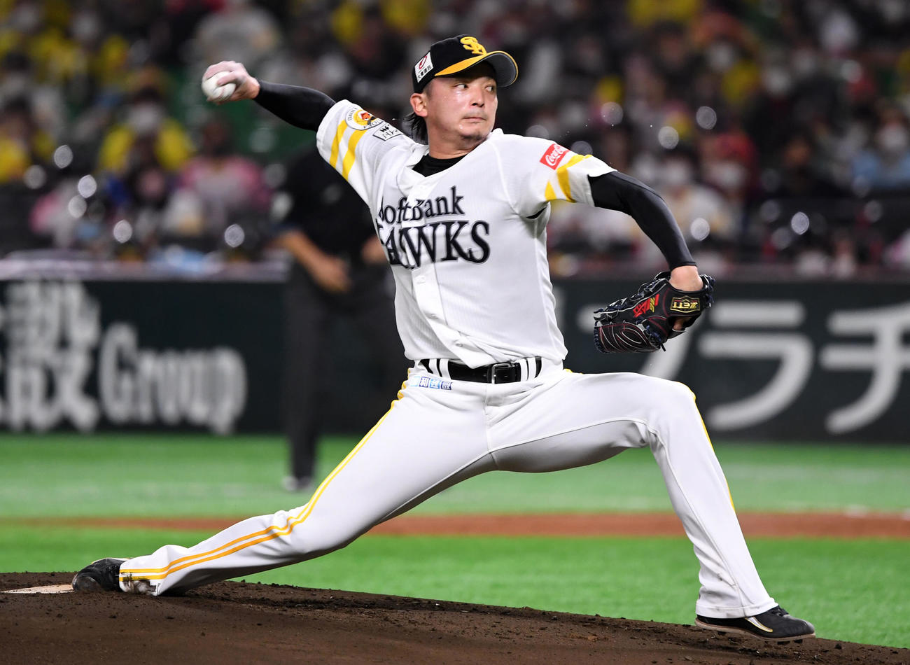 ソフトバンク対ロッテ　力投するソフトバンク先発の東浜（撮影・横山健太）