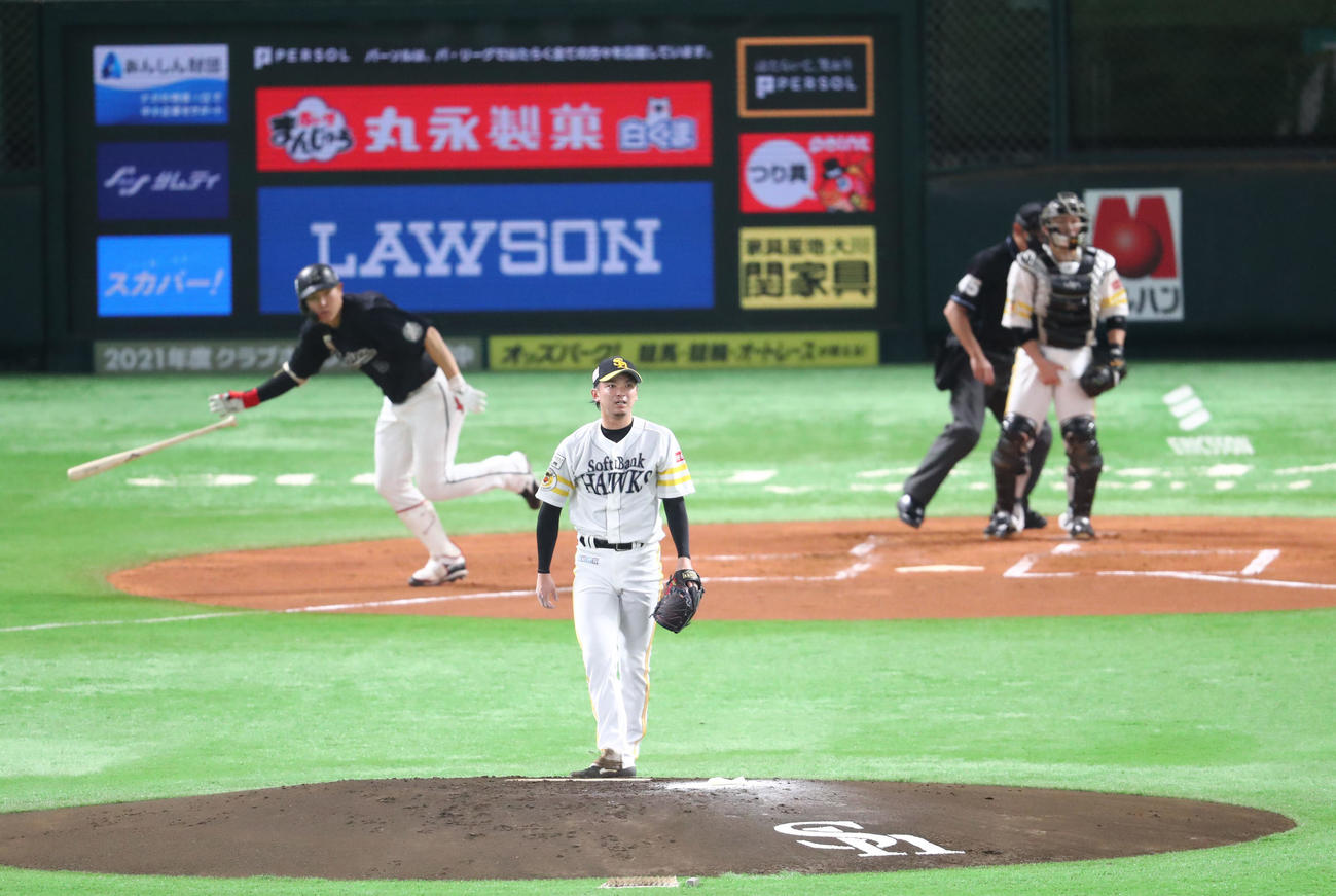 ソフトバンク対ロッテ　1回表ロッテ1死二、三塁、安田に左越え先制2点適時打を浴びる東浜巨（撮影・梅根麻紀）